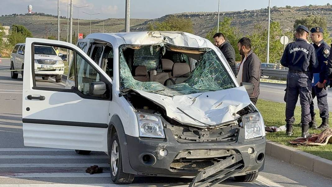 Yola fırlayan at, sivil polis aracına girdi! 1'i ağır 2 polis yaralandı, at ise öldü 6